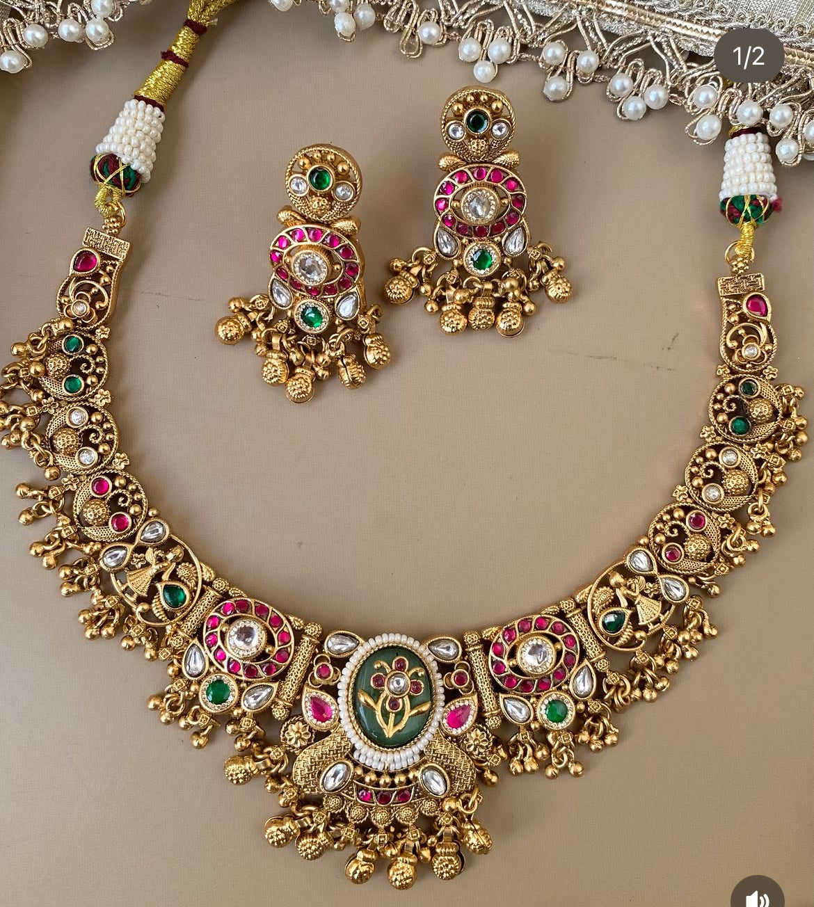 Heritage neckpiece set